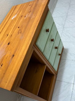 Mueble de madera con cajones verdes