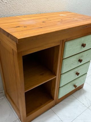 Mueble de madera con cajones verdes