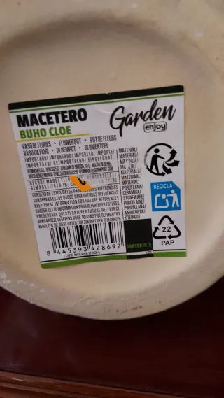 Macetero de cerámica con firma de búho