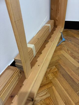 Cama infantil de madera maziza.