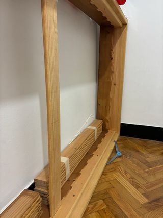 Cama infantil de madera maziza.