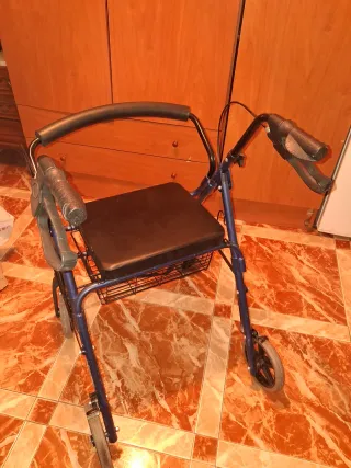 Andador negro con asiento y cesta