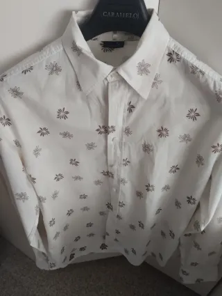 Camisa de hombre blanca con estampado