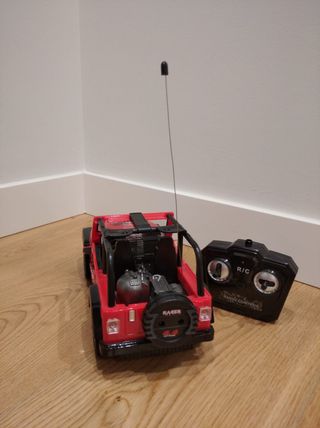 Coche teledirigido rojo con mando
