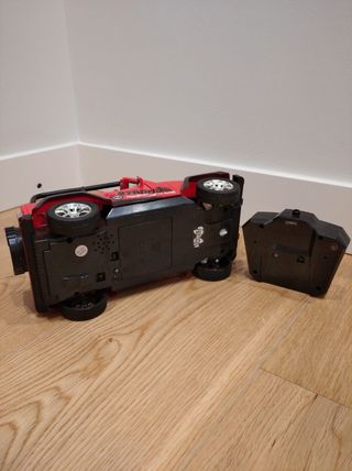 Coche teledirigido rojo con mando