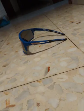 Gafas deportivas azules y multicolor