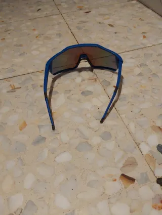 Gafas deportivas azules y multicolor