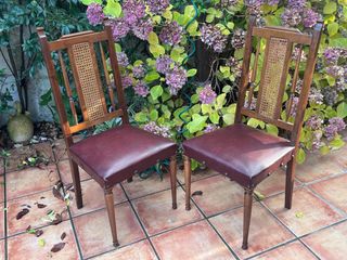 2 Sillas antiguas madera y cuero