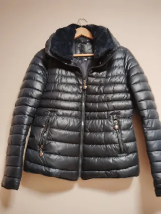 Cazadora azul marino con capucha