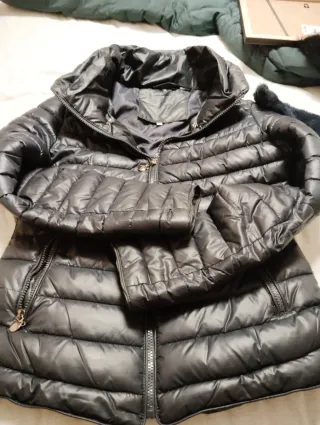 Cazadora azul marino con capucha