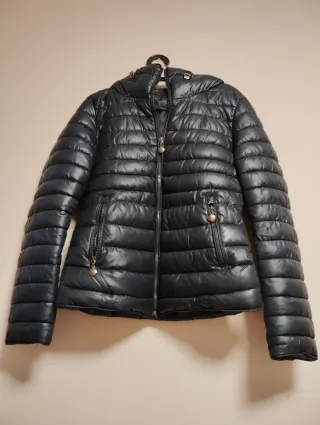 Cazadora azul marino con capucha