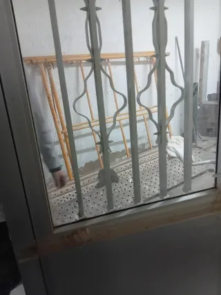 Puerta de metal con rejas