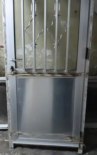 Puerta de metal con rejas