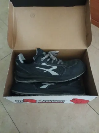Zapatos de seguridad U-Power negros y grises