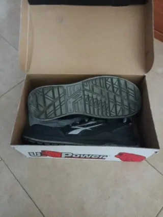 Zapatos de seguridad U-Power negros y grises