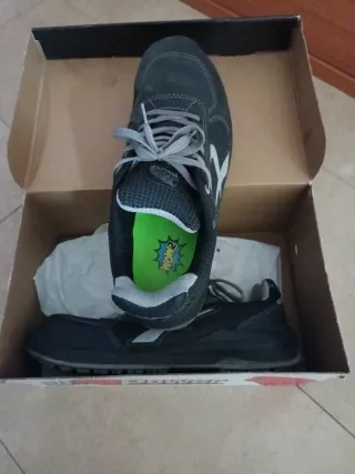 Zapatos de seguridad U-Power negros y grises