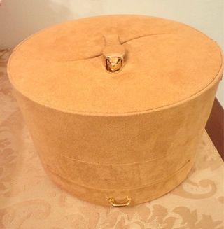 Joyero Beige con Detalles Dorados