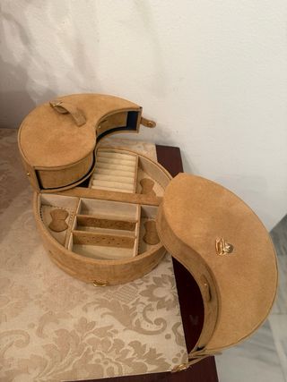 Joyero Beige con Detalles Dorados