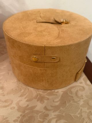Joyero Beige con Detalles Dorados