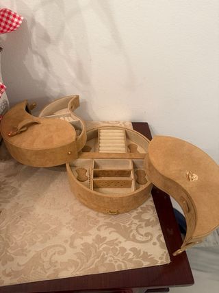 Joyero Beige con Detalles Dorados