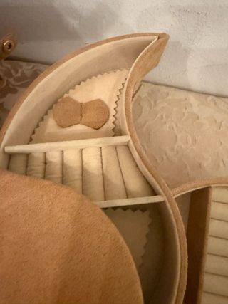 Joyero Beige con Detalles Dorados