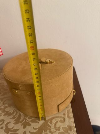 Joyero Beige con Detalles Dorados