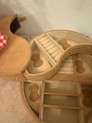 Joyero Beige con Detalles Dorados