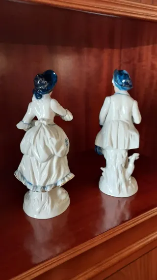 Figuritas porcelana azul y blanco y reloj