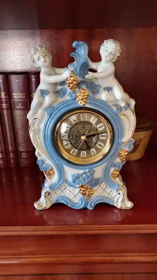 Figuritas porcelana azul y blanco y reloj