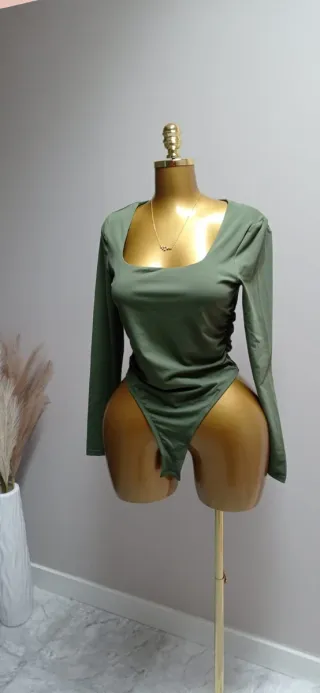 Body verde manga larga escote cuadrado