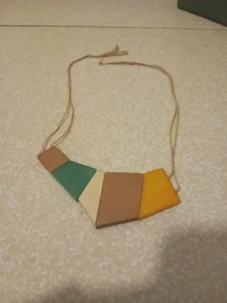 Collar artesanal geométrico de madera