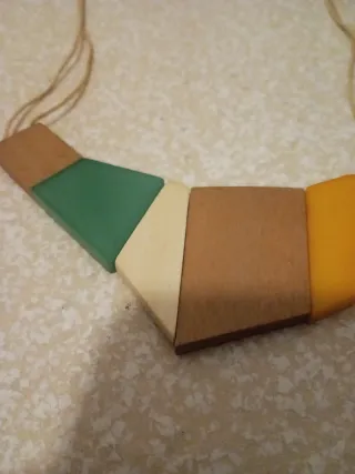 Collar artesanal geométrico de madera
