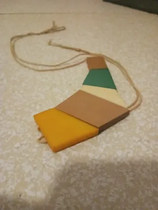 Collar artesanal geométrico de madera