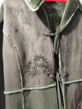 Abrigo de piel sintética con bordado