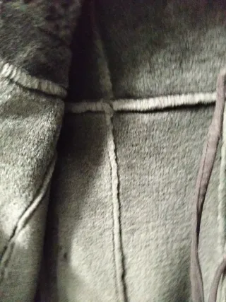 Abrigo de piel sintética con bordado