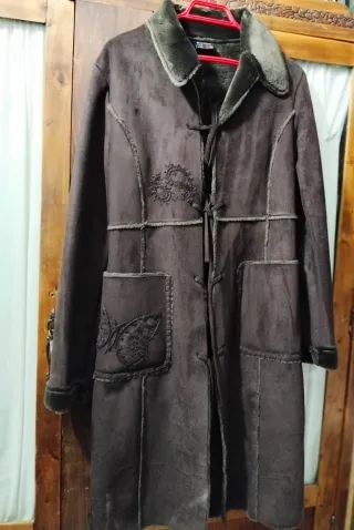 Abrigo de piel sintética con bordado