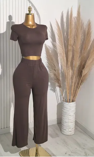 Conjunto dos piezas crop top y pantalón