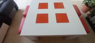 Mesa centro elevable + 4 puffs rojos