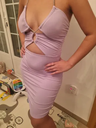 Vestido lila con tiras brillantes