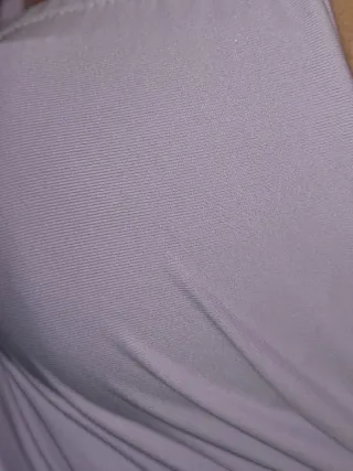 Vestido lila con tiras brillantes