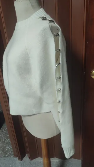 Suéter blanco con detalles metálicos
