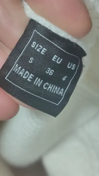 Suéter blanco con detalles metálicos