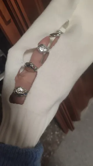 Suéter blanco con detalles metálicos