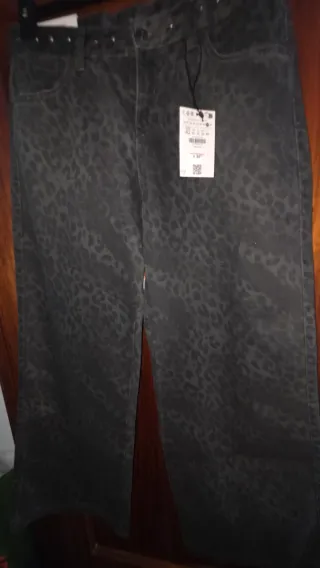 Pantalón Bershka estrellas tachuelas