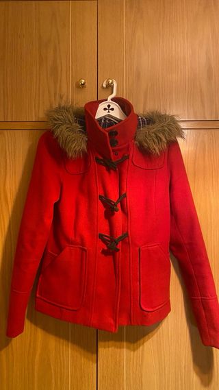 Trenca corta roja con capucha.