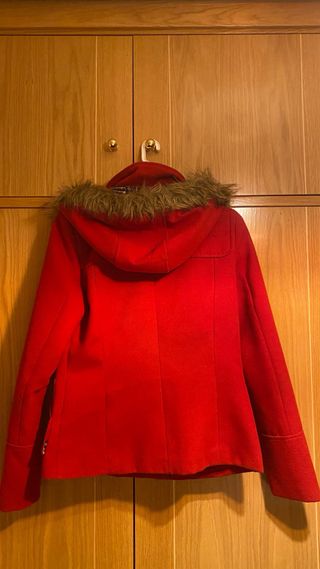 Trenca corta roja con capucha.