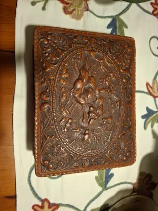 Caja de tabaco musical tallada