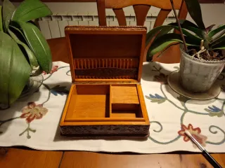 Caja de tabaco musical tallada