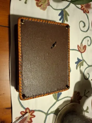 Caja de tabaco musical tallada