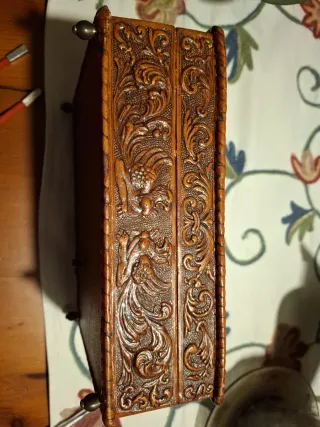 Caja de tabaco musical tallada